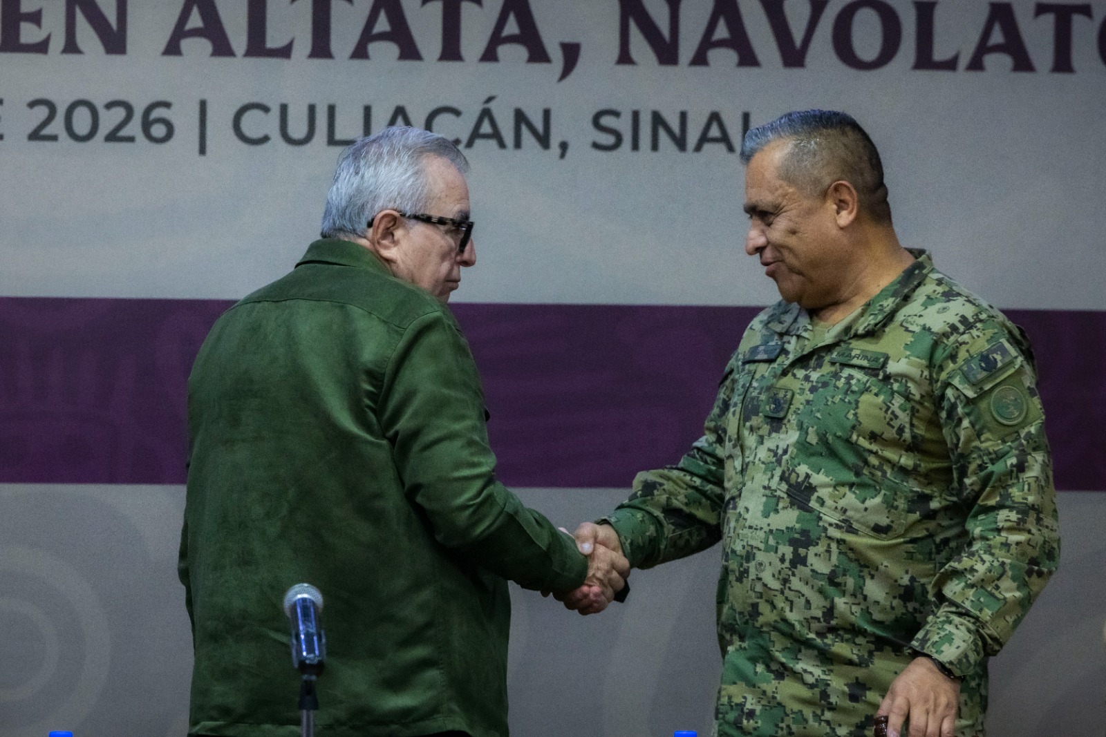 Rubén Rocha Moya con el comandante de la Cuarta Región Naval, vicealmirante José Daniel Reséndiz Sandoval