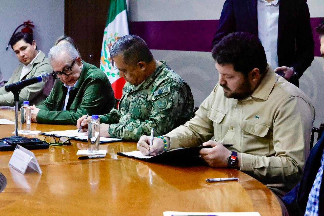 Rubén Rocha Moya firma acuerdo de donación de un predio con el comandante de la Cuarta Región Naval, vicealmirante José Daniel Reséndiz Sandoval