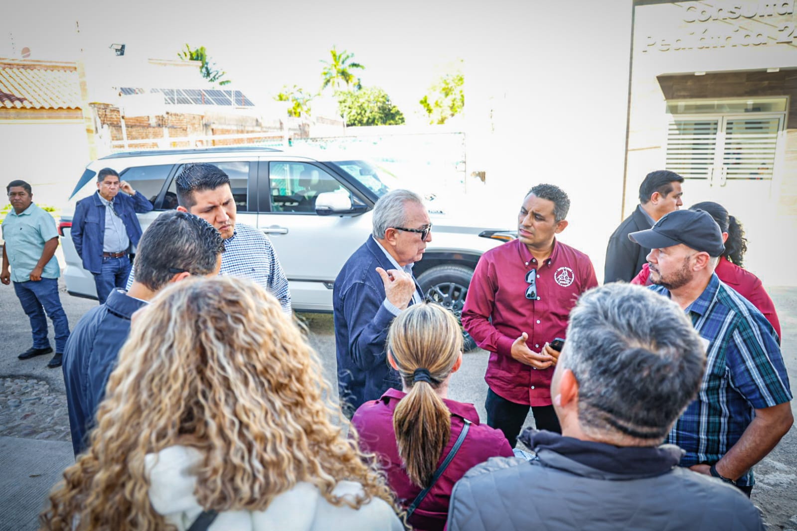 Rubén Rocha Moya, gobernador de Sinaloa, visita hospital donde atienden a diputado baleado en Culiacán