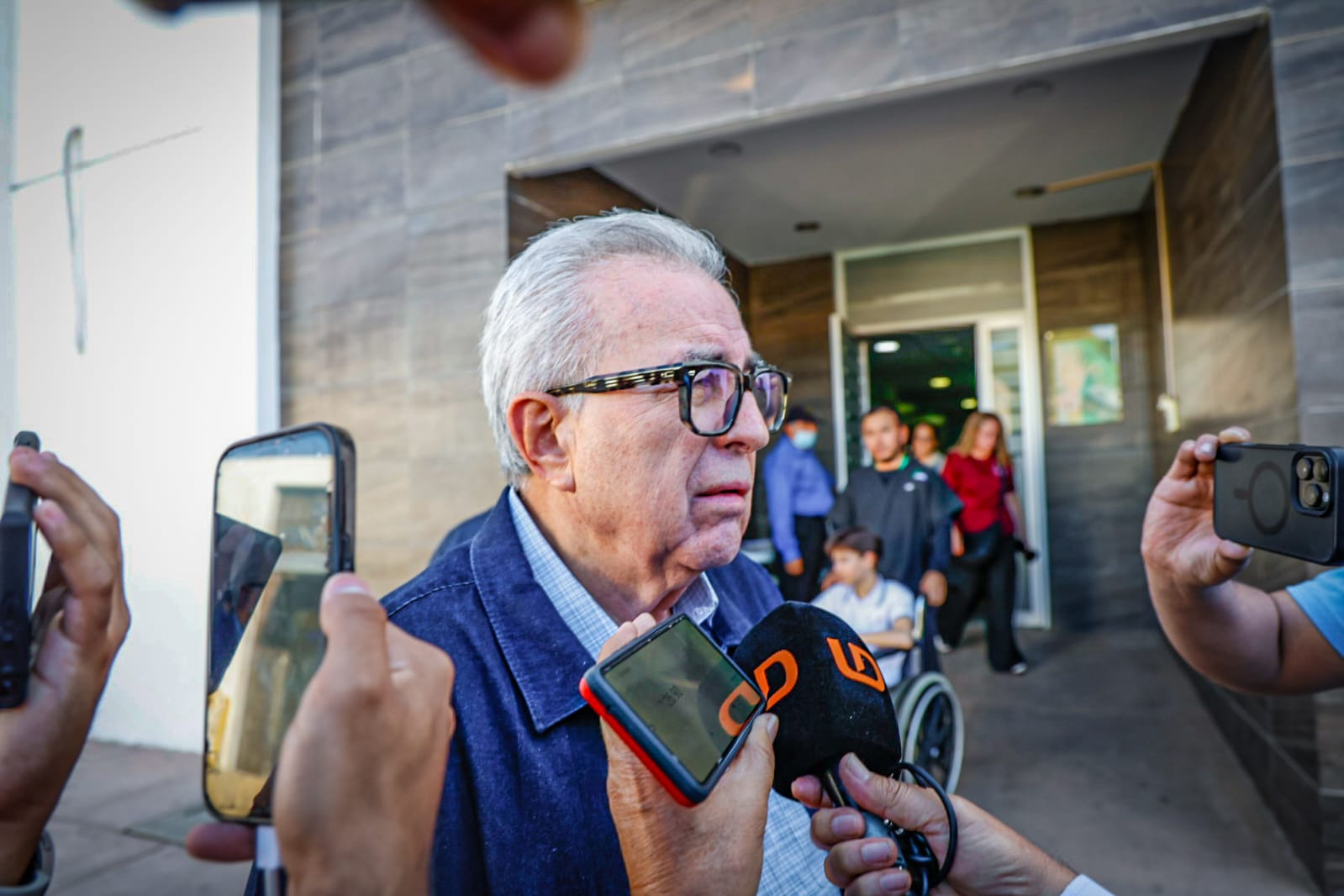 Rubén Rocha Moya, gobernador de Sinaloa, visita hospital donde atienden a diputado baleado en Culiacán