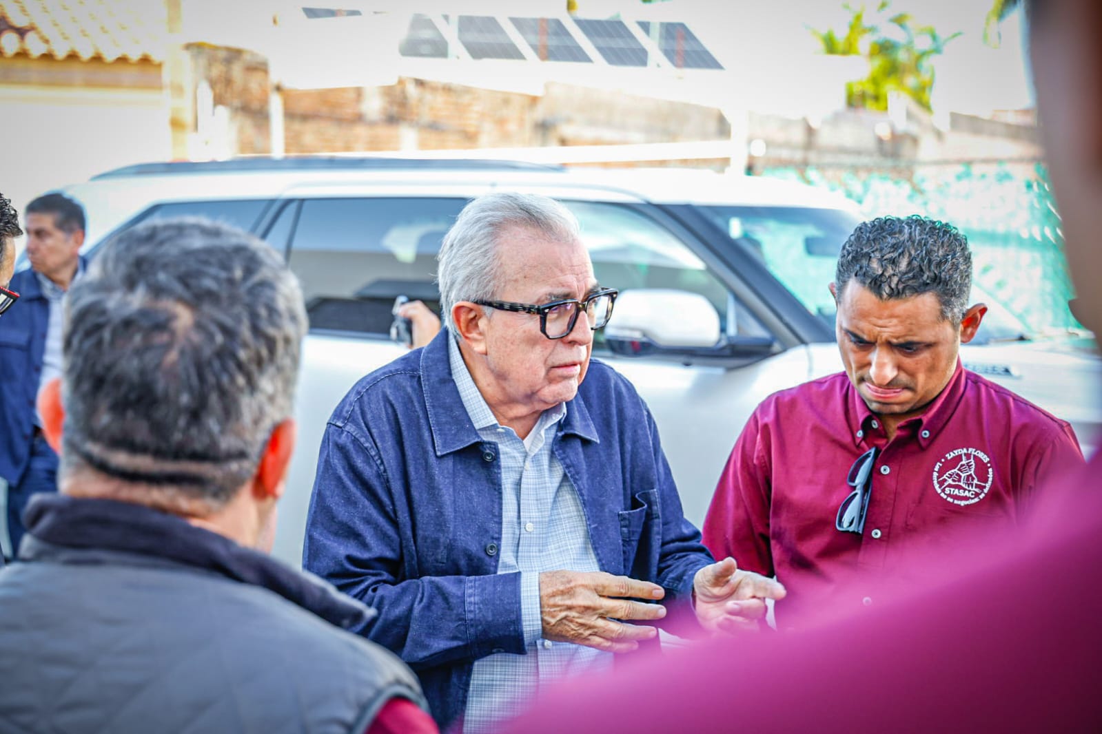 Rubén Rocha Moya, gobernador de Sinaloa, visita hospital donde atienden a diputado baleado en Culiacán