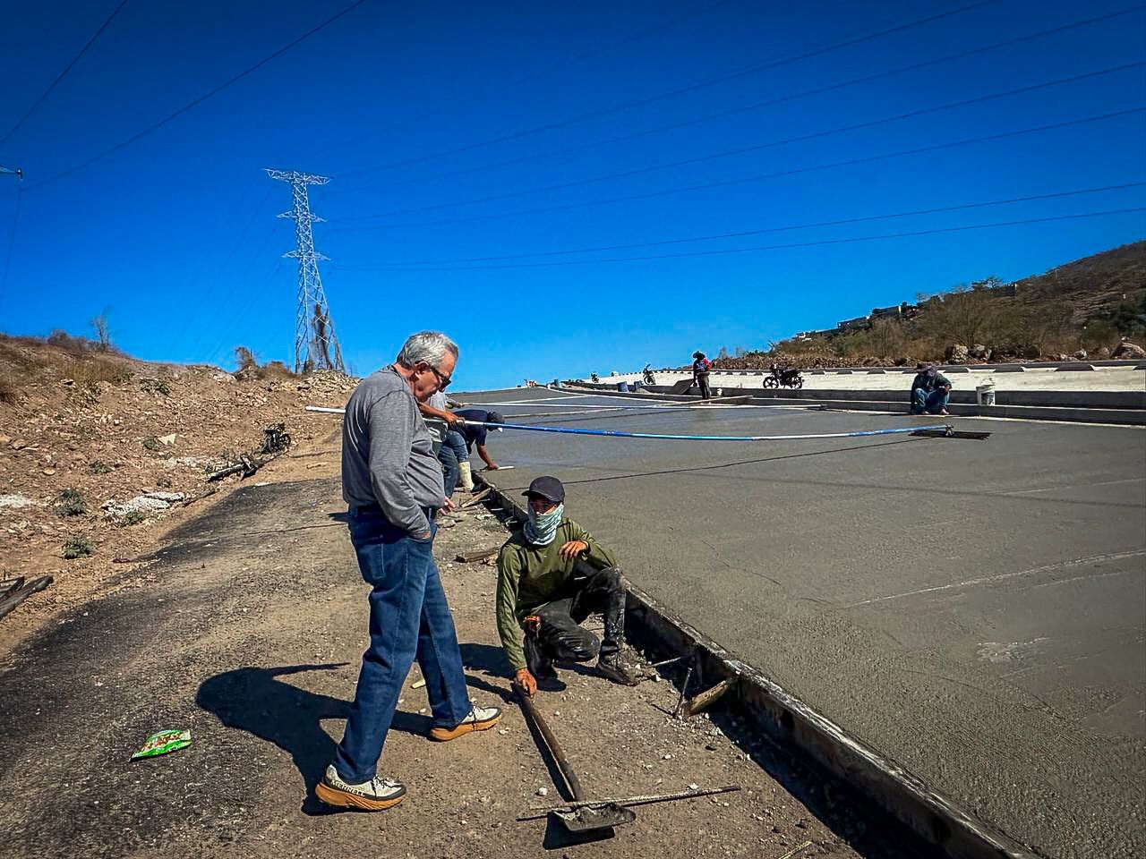 ruben rocha supervisando la construccion de una carretera