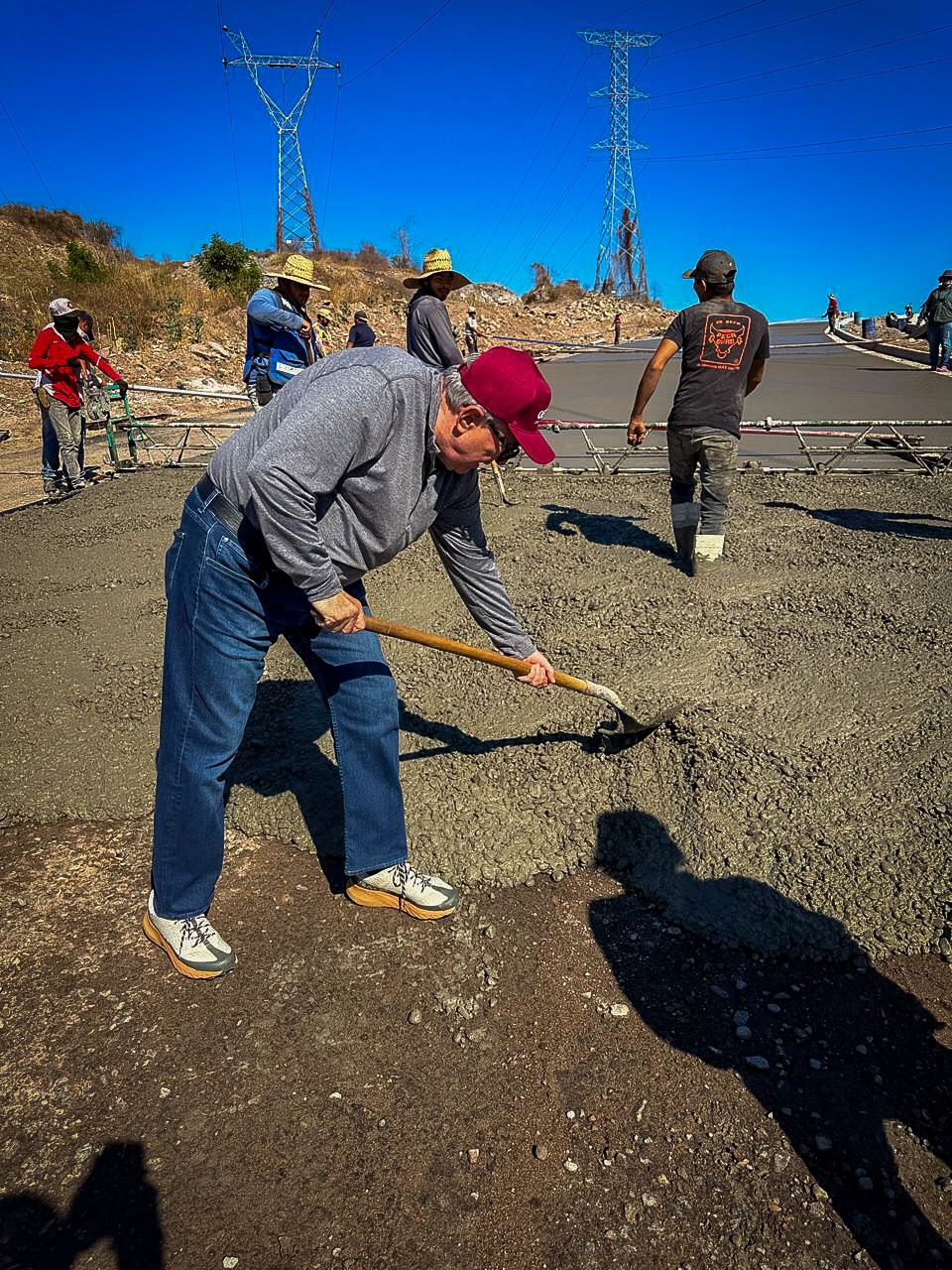 ruben rocha supervisando la construccion de una carretera