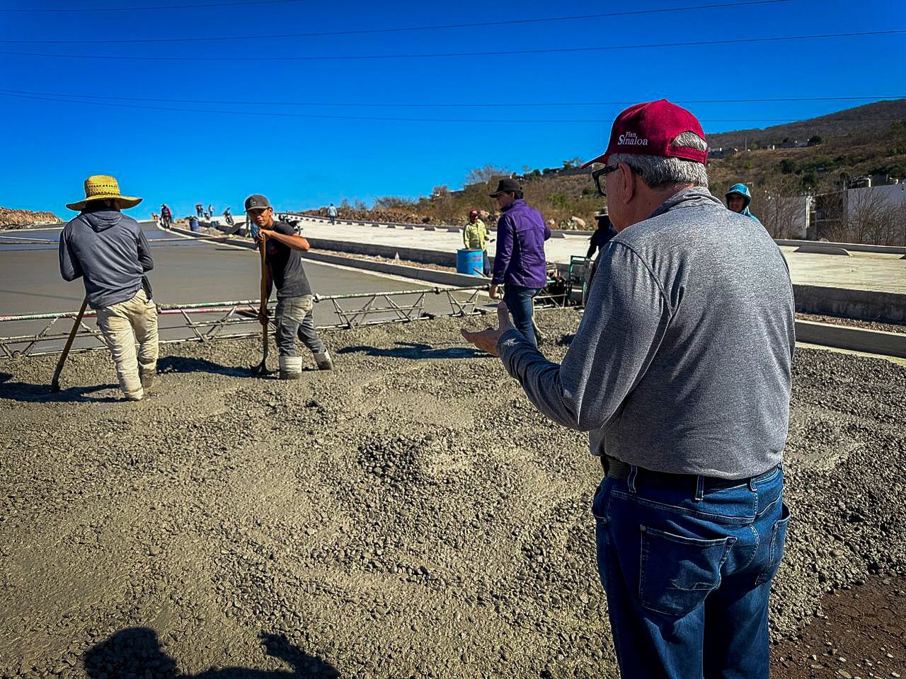ruben rocha supervisando la construccion de una carretera