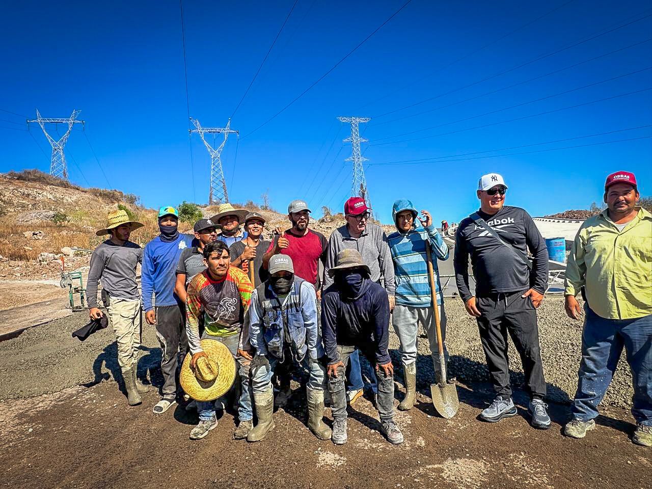 ruben rocha supervisando la construccion de una carretera