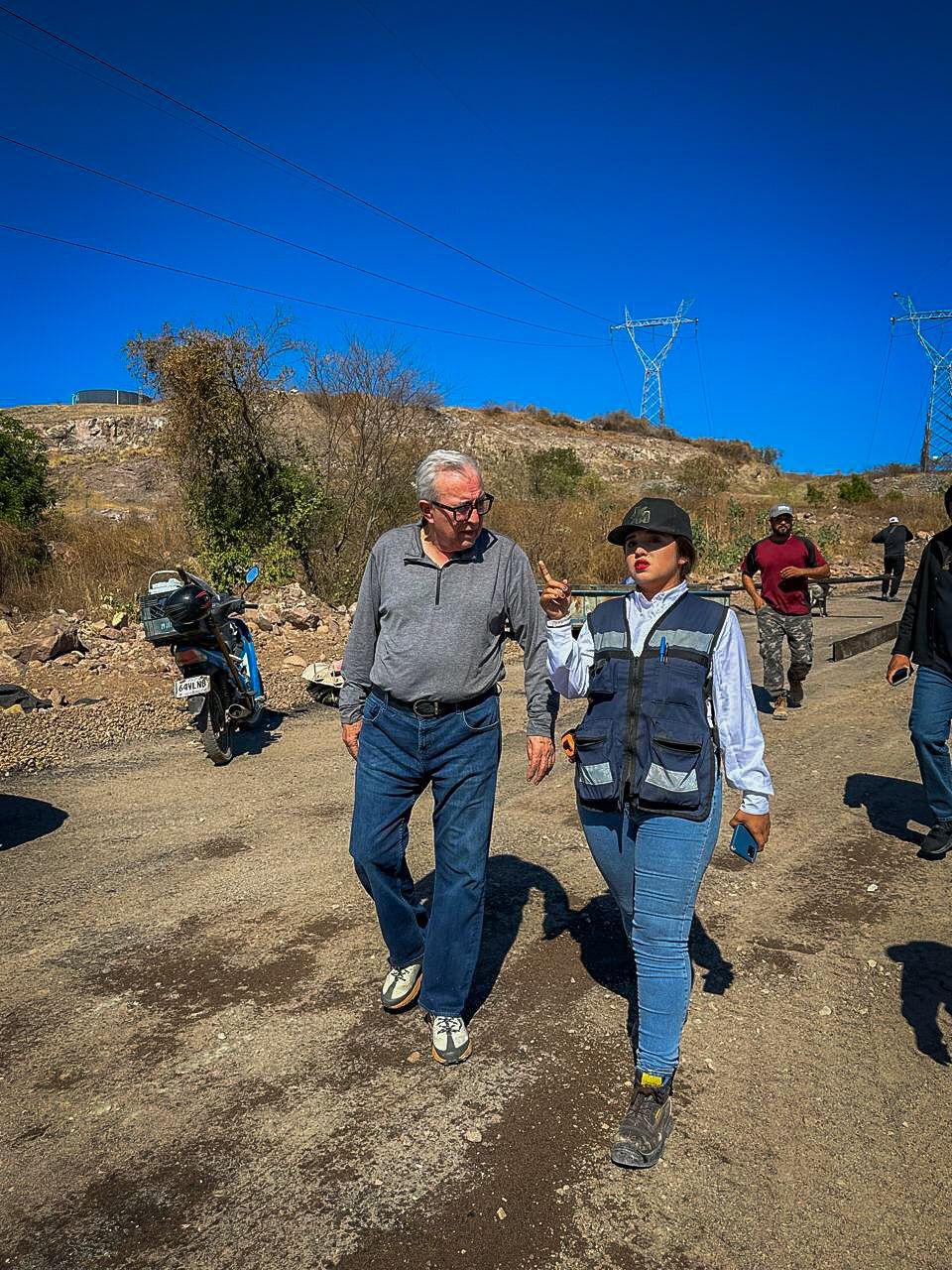 ruben rocha supervisando la construccion de una carretera