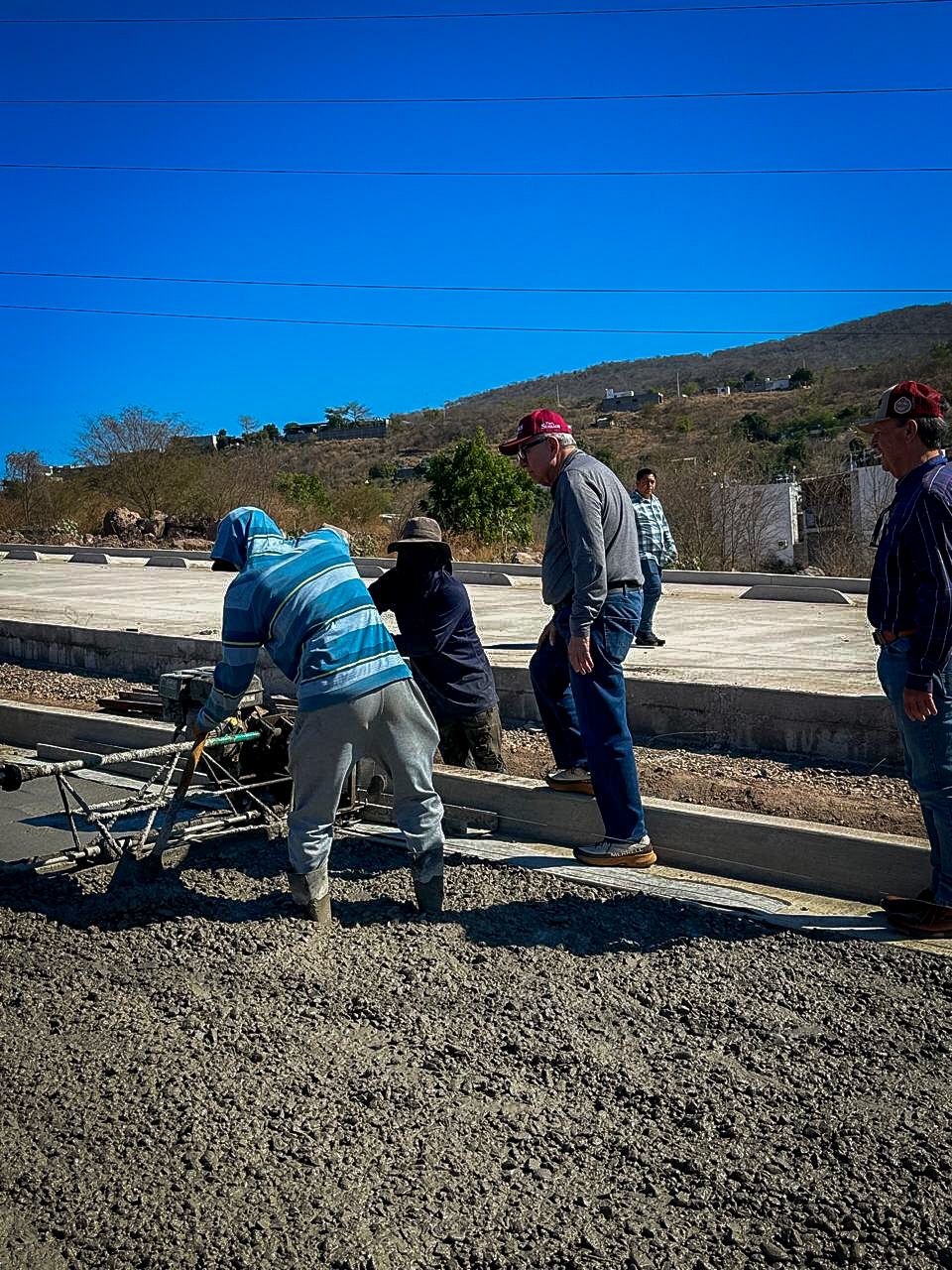 ruben rocha supervisando la construccion de una carretera