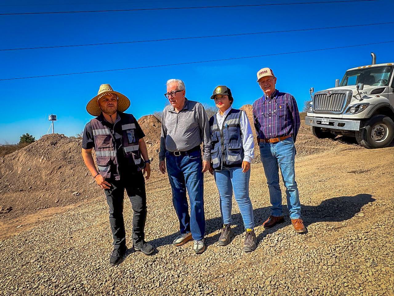 ruben rocha supervisando la construccion de una carretera