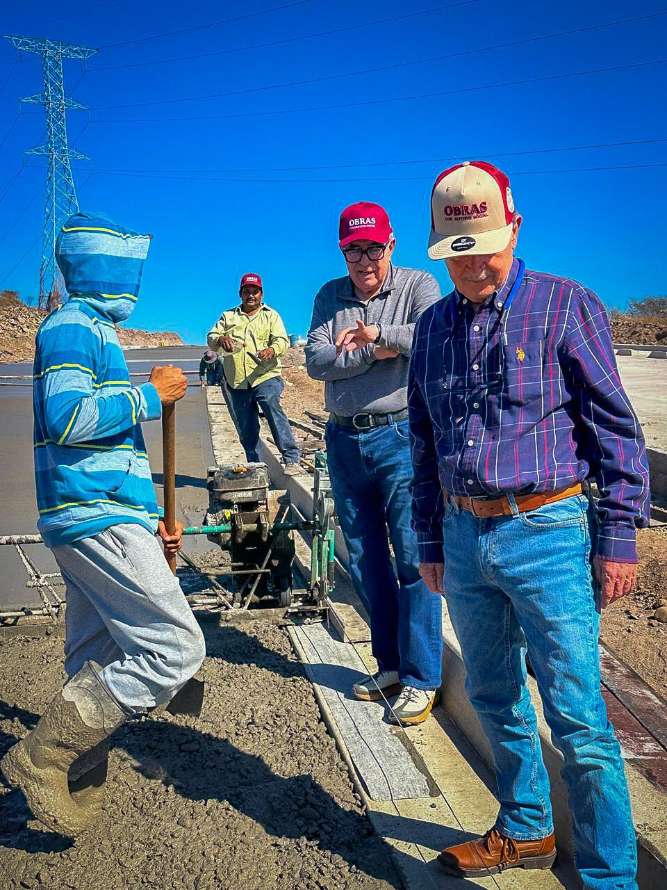 ruben rocha supervisando la construccion de una carretera
