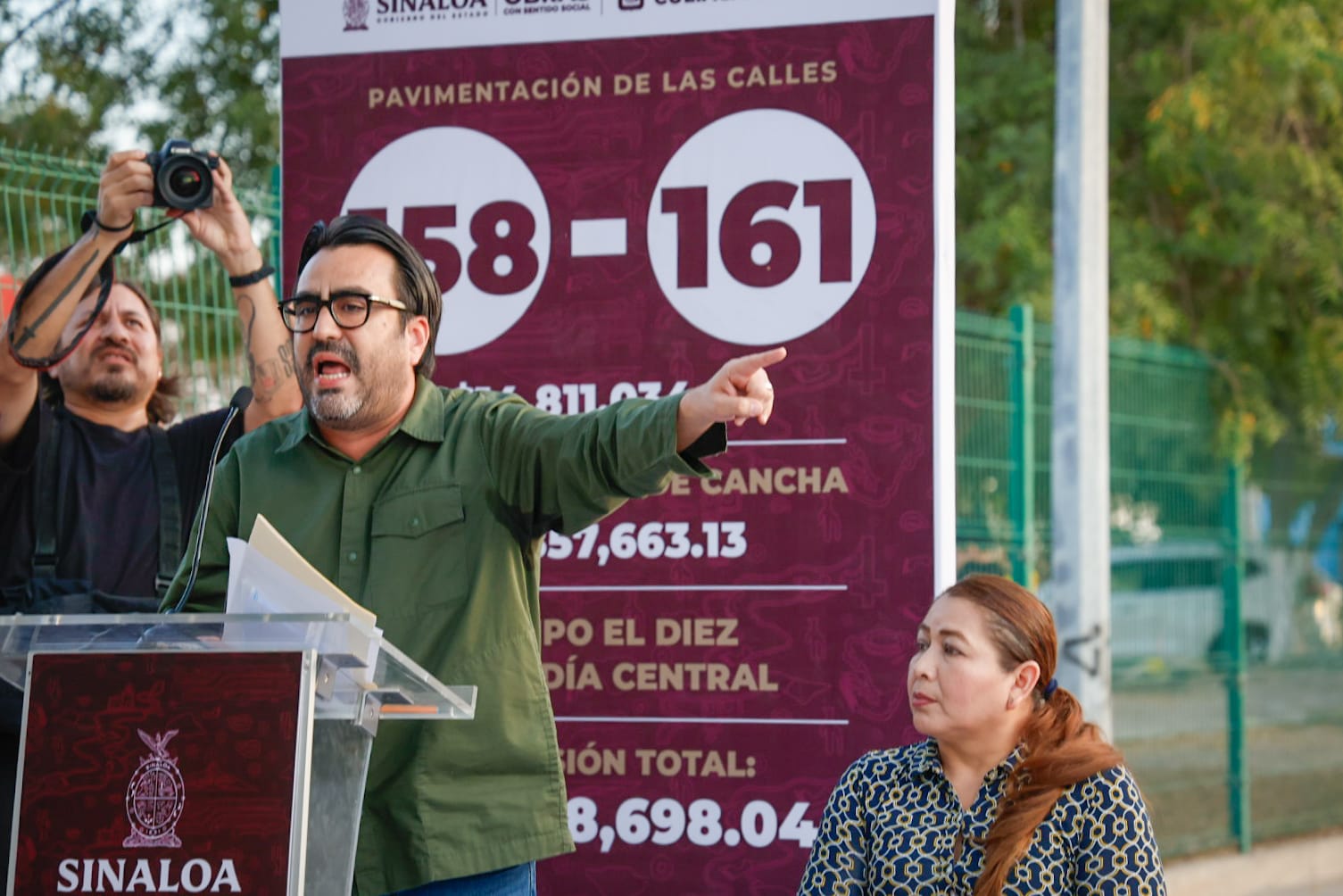 Rubén Rocha Moya y Juan de Dios Gámez Mendívil entregan pavimentaciones y espacio deportivo en El Diez, Culiacán