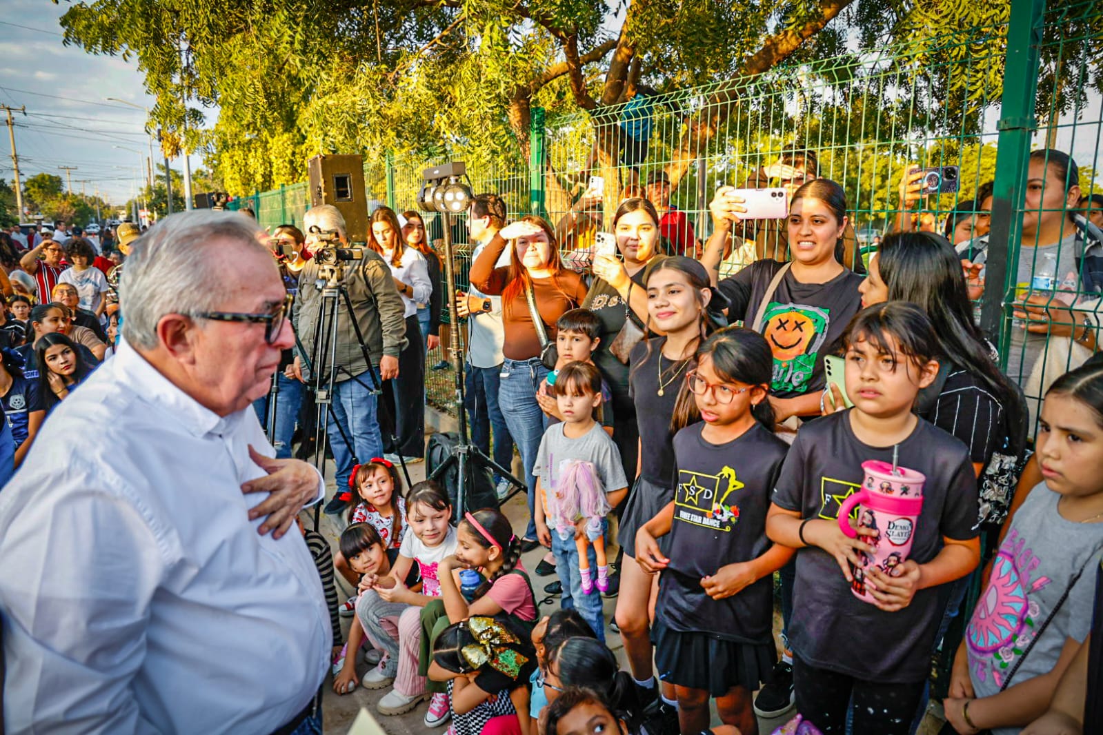 Rubén Rocha Moya y Juan de Dios Gámez Mendívil entregan pavimentaciones y espacio deportivo en El Diez, Culiacán