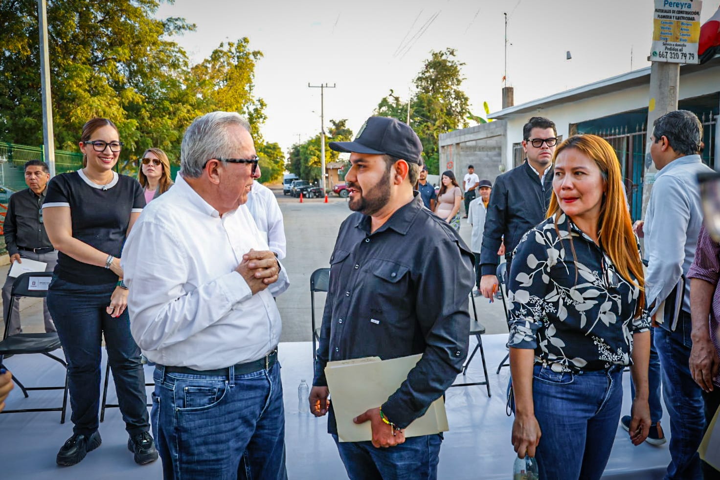Rubén Rocha Moya y Juan de Dios Gámez Mendívil entregan pavimentaciones y espacio deportivo en El Diez, Culiacán