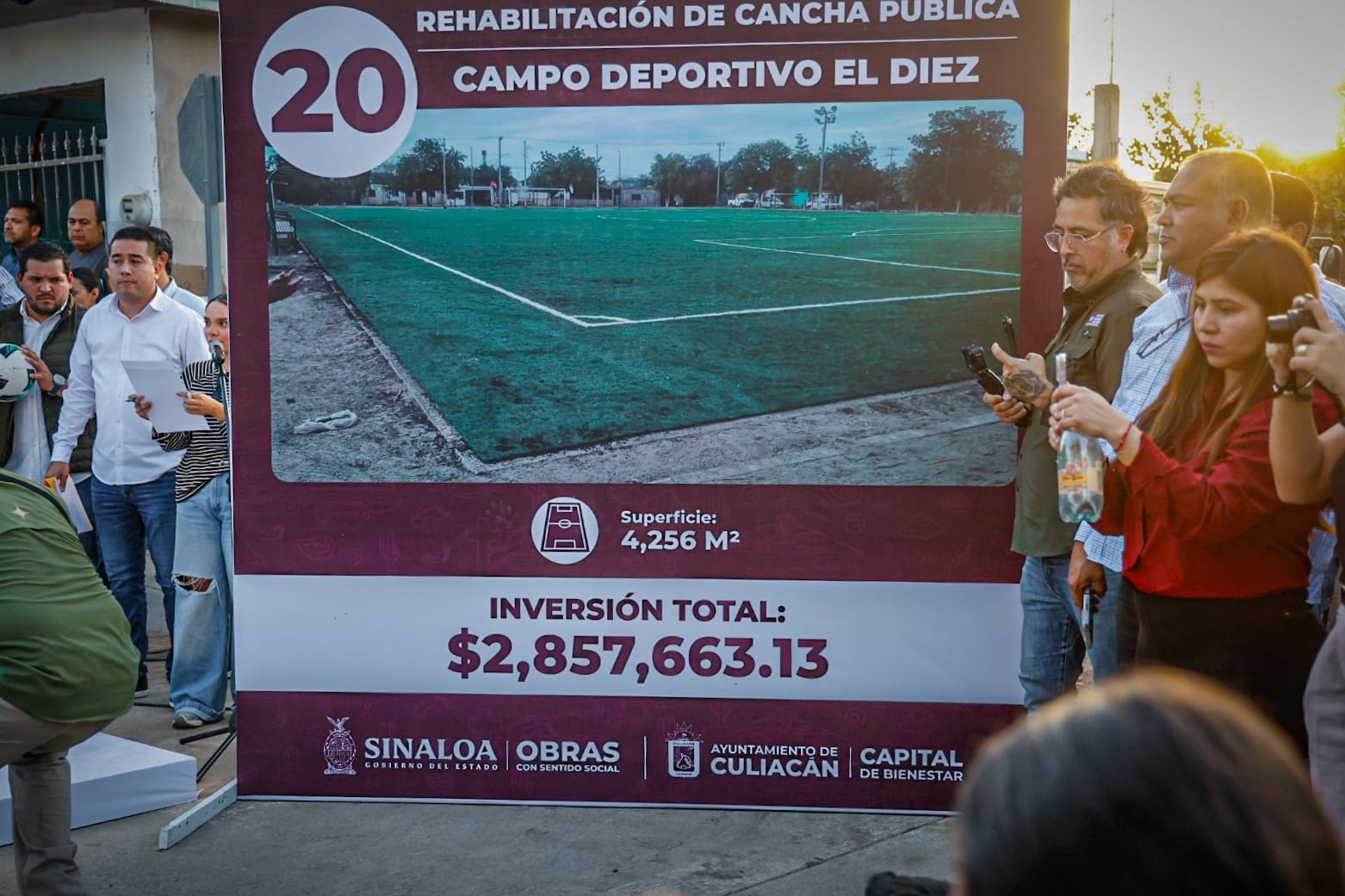 Rubén Rocha Moya y Juan de Dios Gámez Mendívil entregan pavimentaciones y espacio deportivo en El Diez, Culiacán