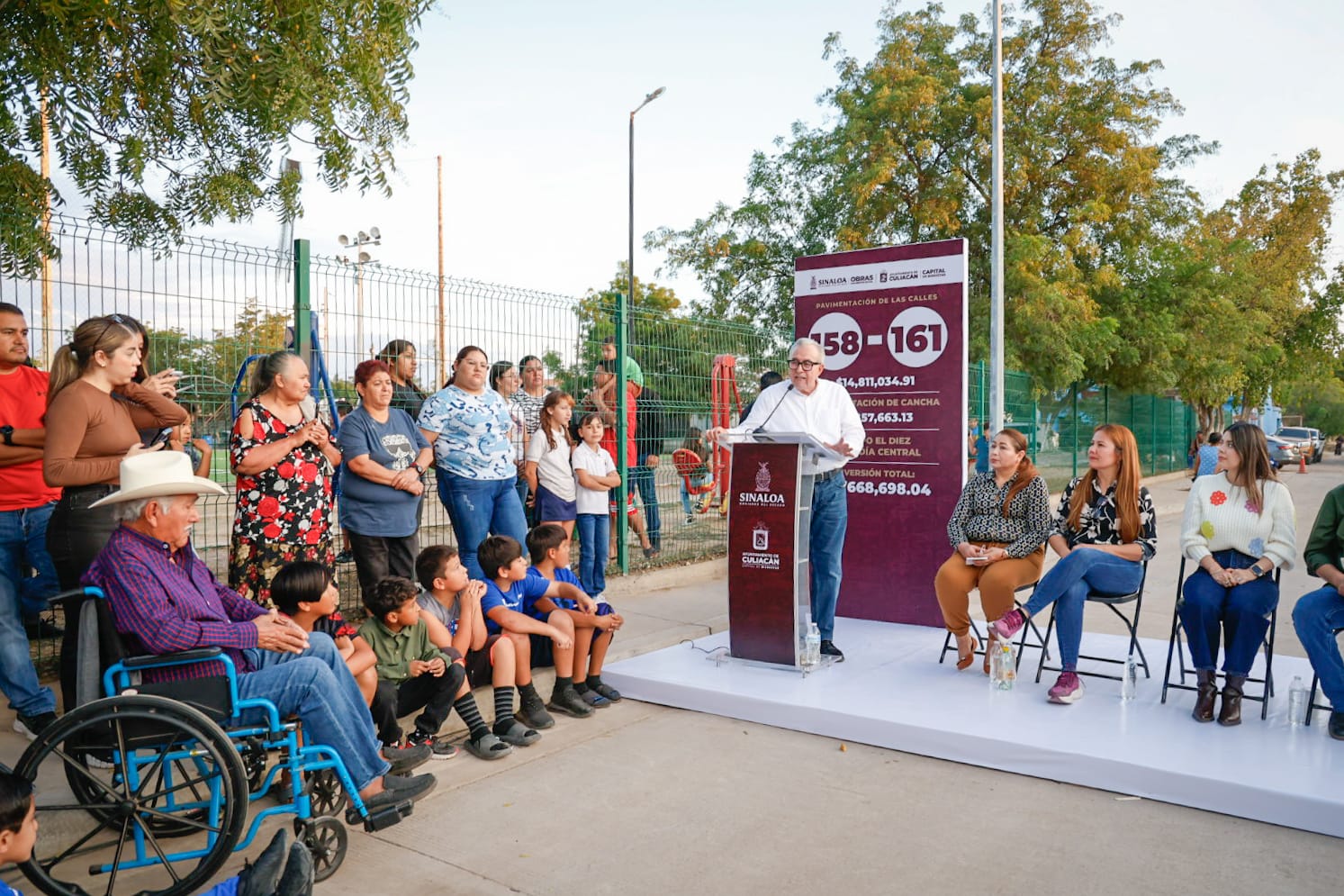 Rubén Rocha Moya y Juan de Dios Gámez Mendívil entregan pavimentaciones y espacio deportivo en El Diez, Culiacán