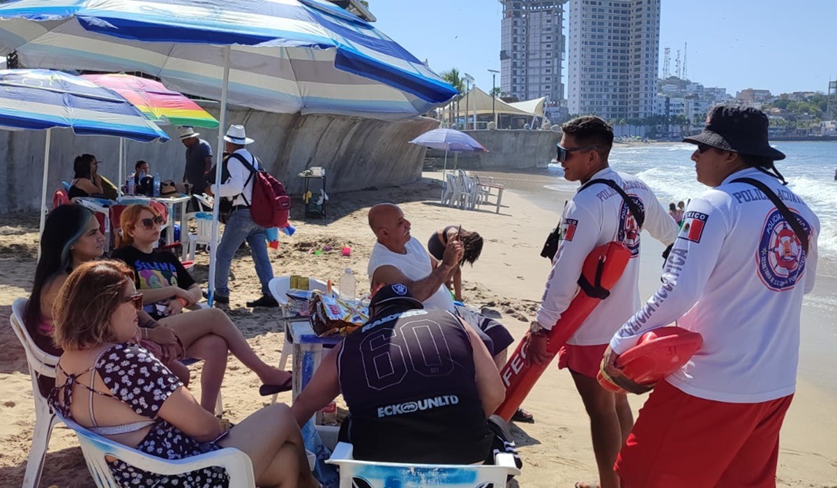 Salvavidas alertan a turistas sobre riesgos en el mar de Mazatlán