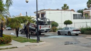 se enciende patrulla de la policia municipal de ahome