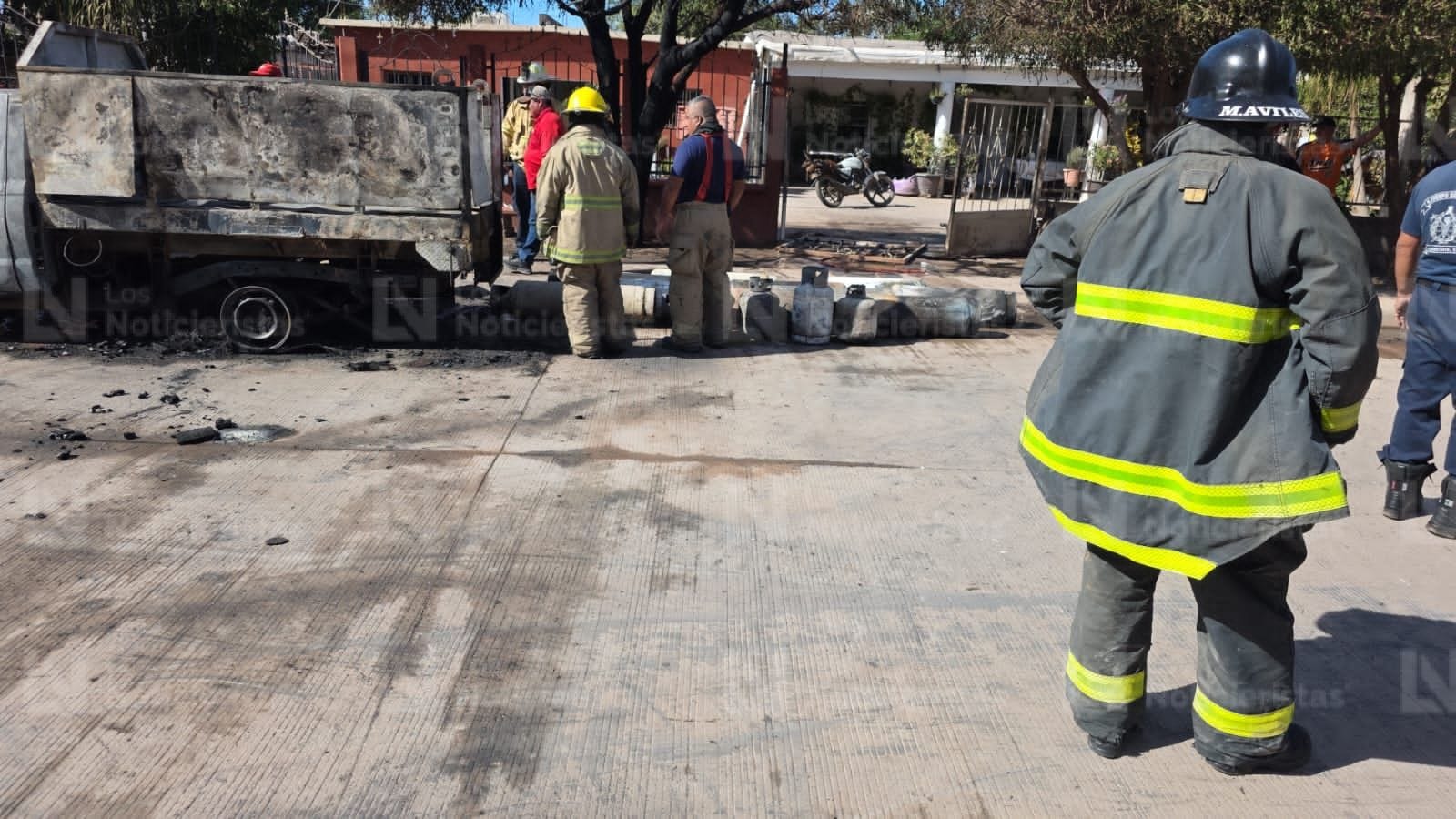 Incendio de una camioneta gasera en el ejido Mochis, en Ahome