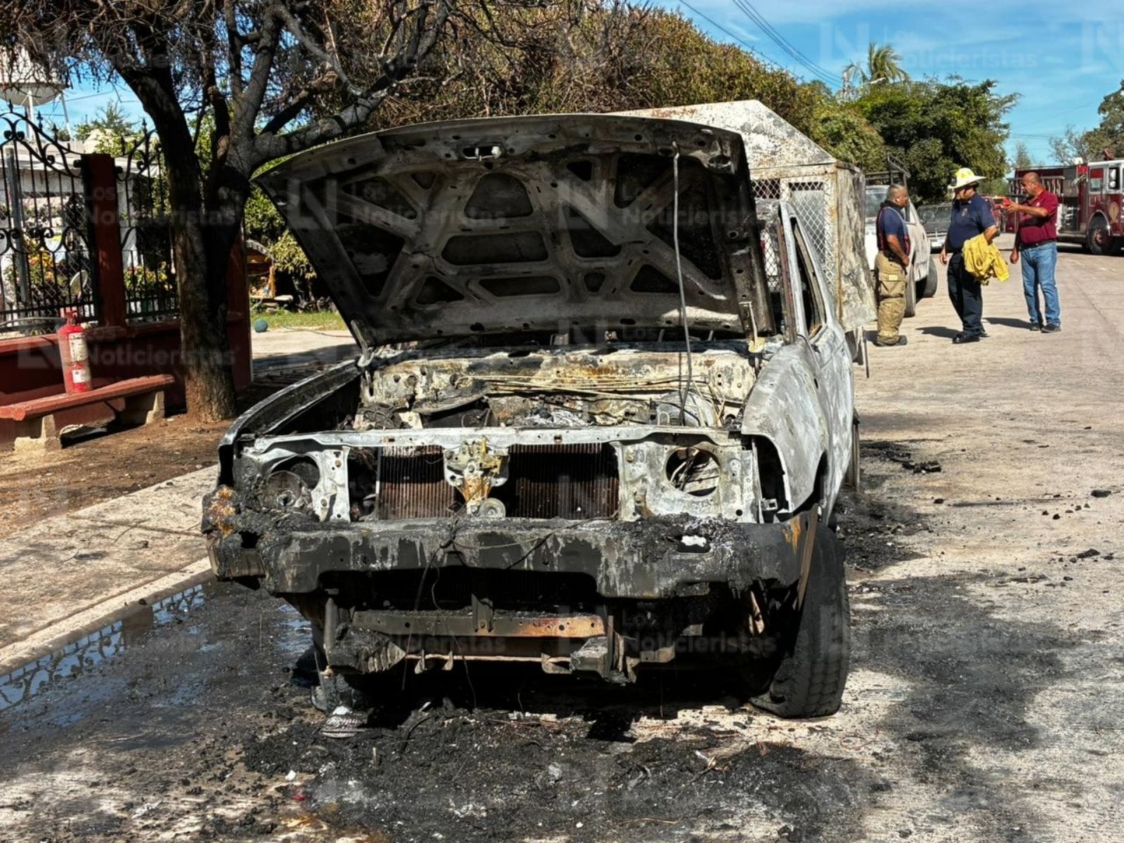 Incendio de una camioneta gasera en el ejido Mochis, en Ahome