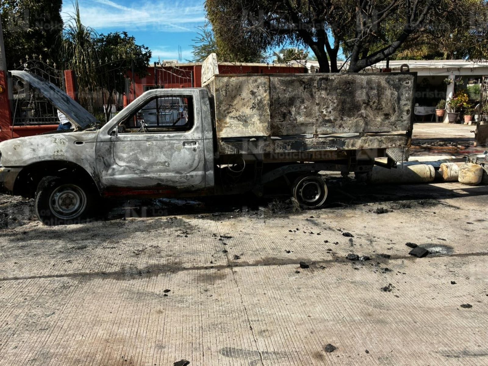 Incendio de una camioneta gasera en el ejido Mochis, en Ahome