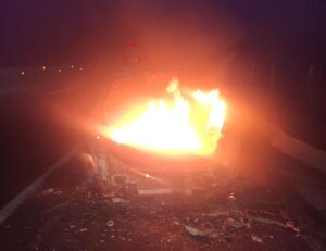 Se incendia vehículo en autopista Benito Juárez, en Mocorito