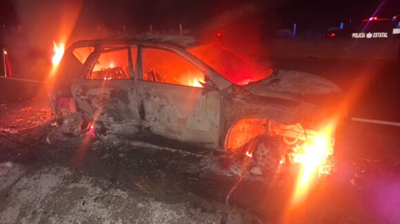 Vehículo queda calcinado en la autopista Benito Juárez, a la altura de Melchor Ocampo, en Mocorito, Sinaloa