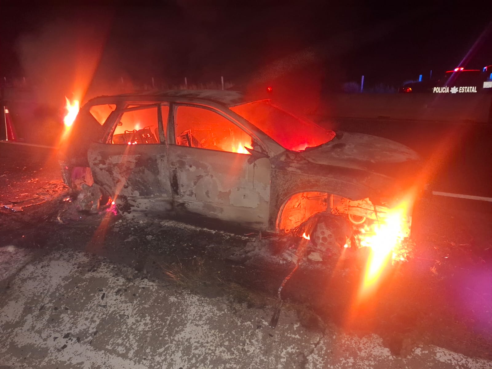 Se incendia vehículo en autopista Benito Juárez, en Mocorito