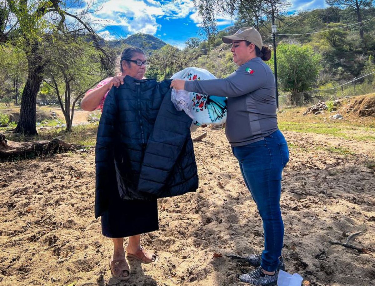 Sebides entrega apoyos invernales a lo alto de la sierra de Choix