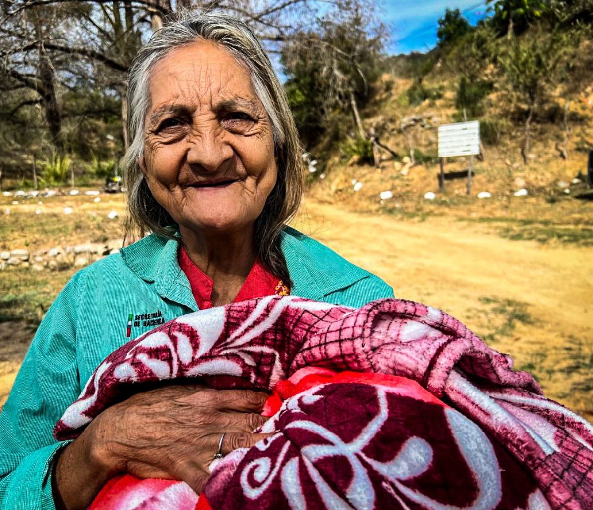 Sebides entrega apoyos invernales a lo alto de la sierra de Choix