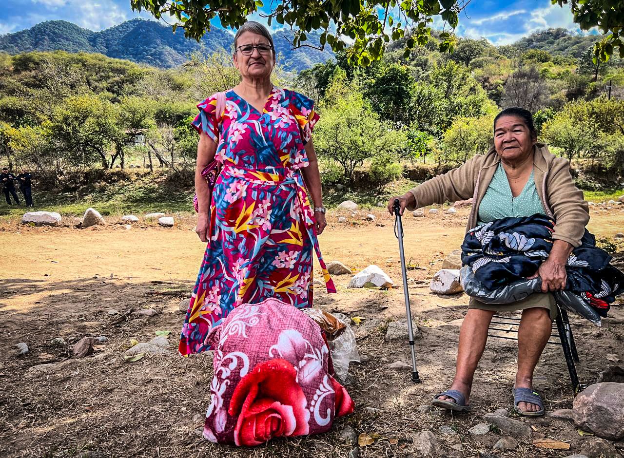 Sebides entrega apoyos invernales a lo alto de la sierra de Choix