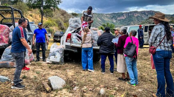 Lleva Sebides apoyos invernales a lo alto de la sierra de Choix, Sinaloa, en donde si hace frio