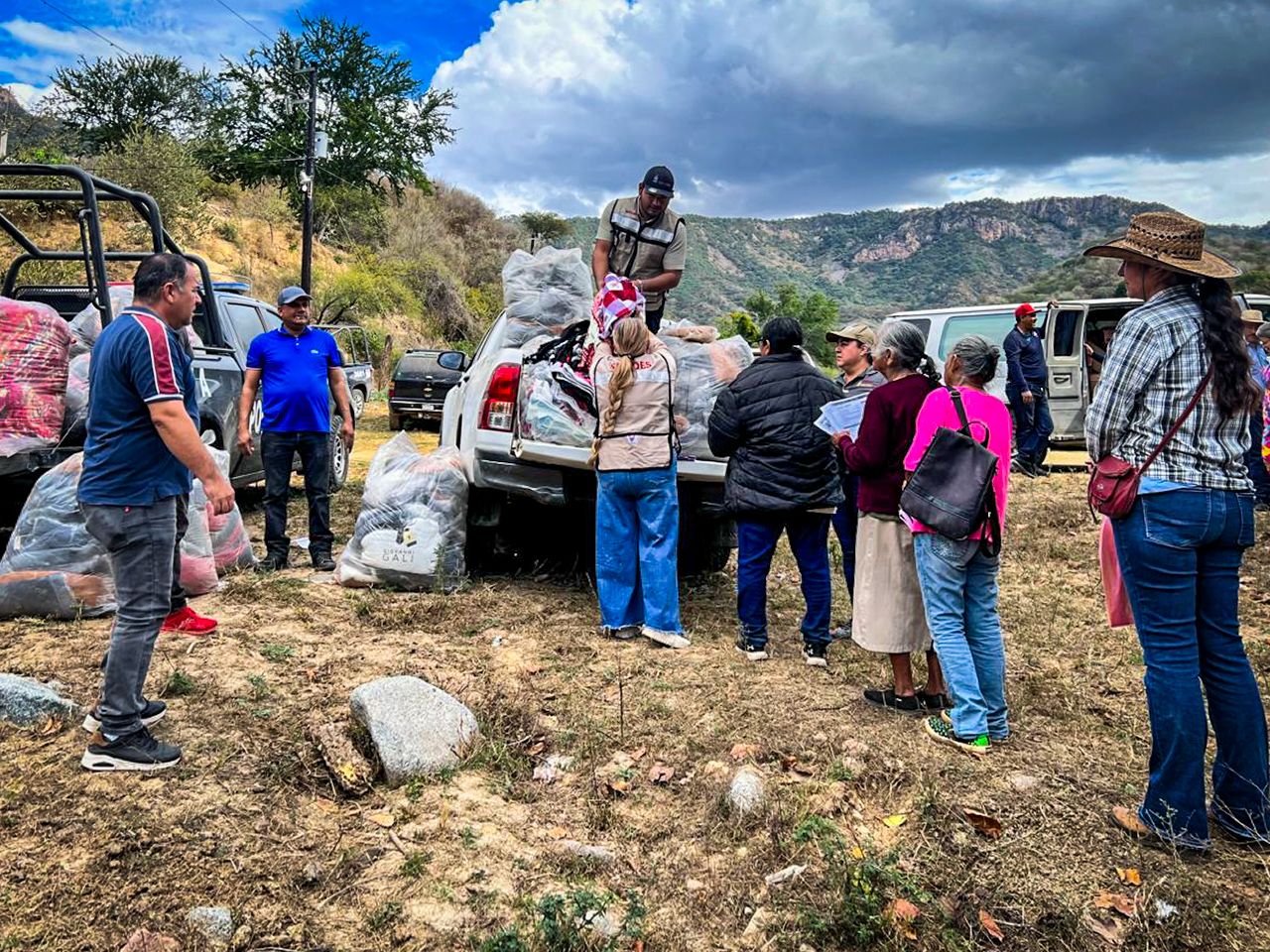 Sebides entrega apoyos invernales a lo alto de la sierra de Choix