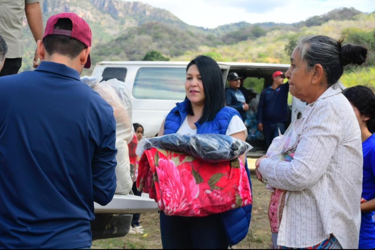 Sebides entrega apoyos invernales a lo alto de la sierra de Choix