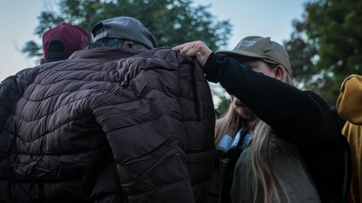 sebides lleva apoyo invernal a familias de jornaleros agricolas en ruiz cortines chamarra