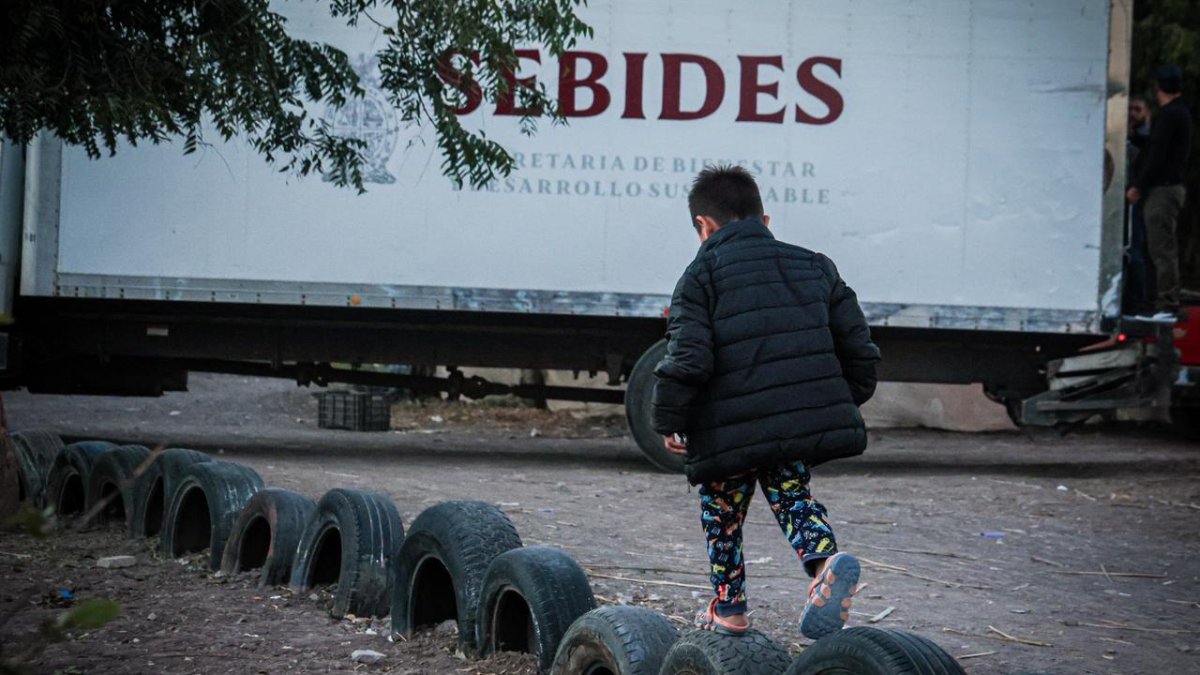sebides lleva apoyo invernal a familias de jornaleros agricolas en ruiz cortines menores