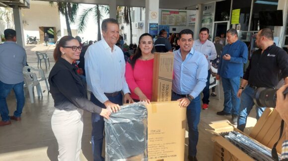 Secretaría de Economía fortalece a 50 tiangueros de Salvador Alvarado con entrega de equipamiento