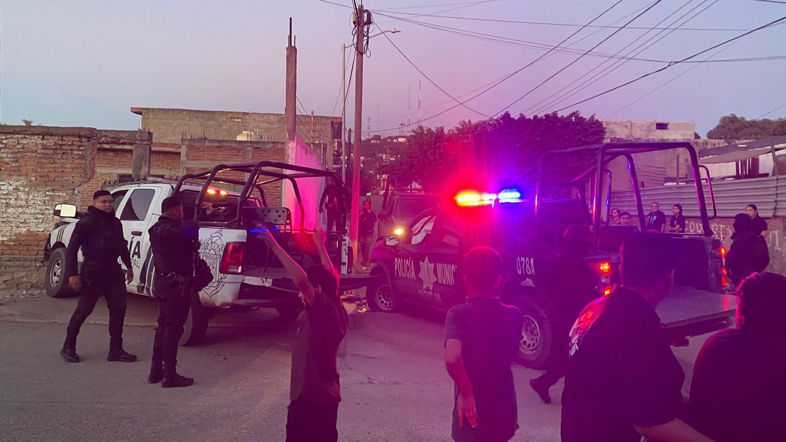 Siete policías municipales de Mazatlán deja choque tras persecución
