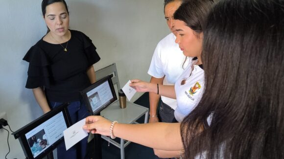 Implementan sistema de asistencia con QR para notificar a padres en prepas de la UAS Mazatlán
