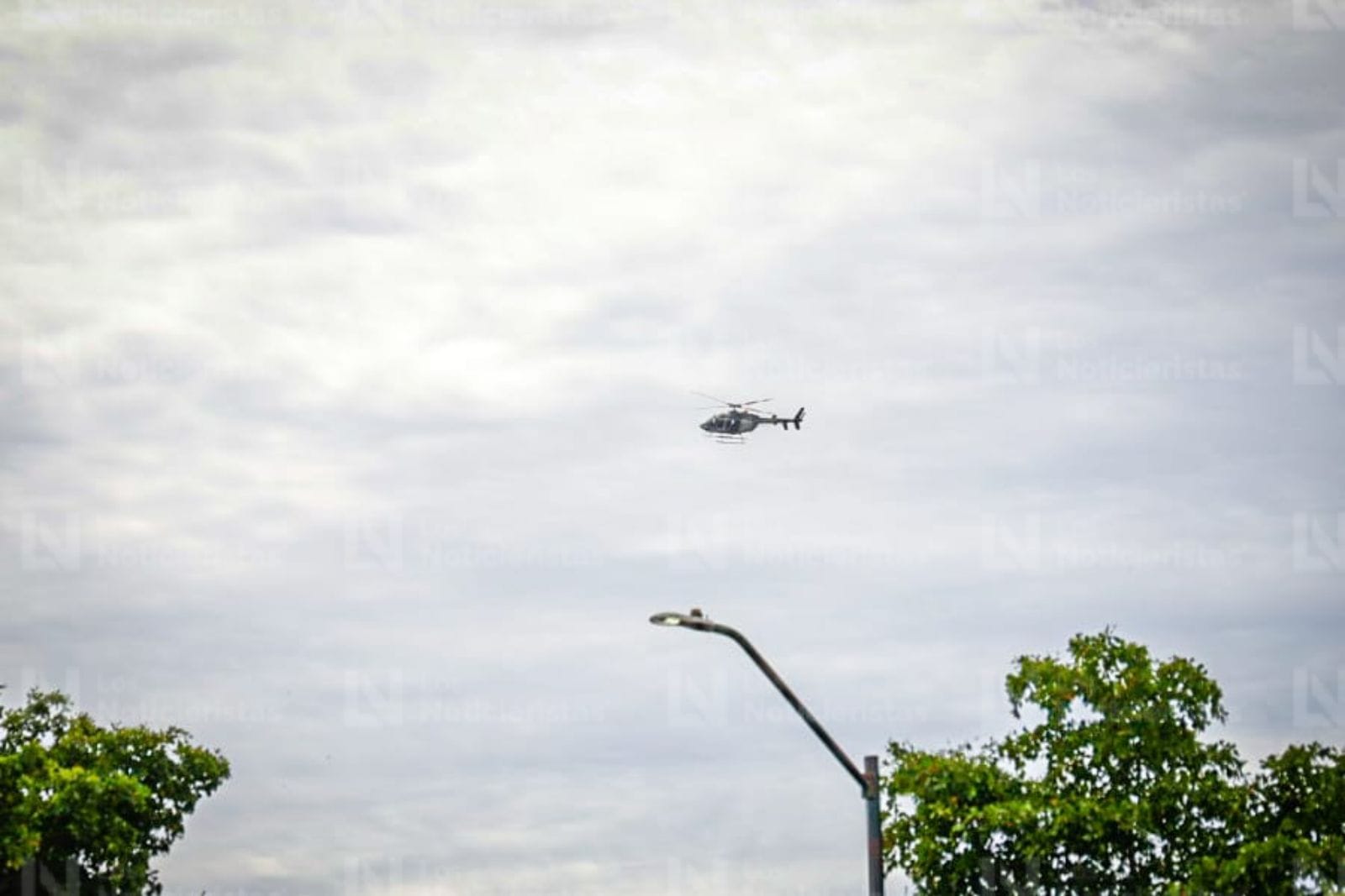 Sobrevuela un helicóptero en la zona sur de Culiacán