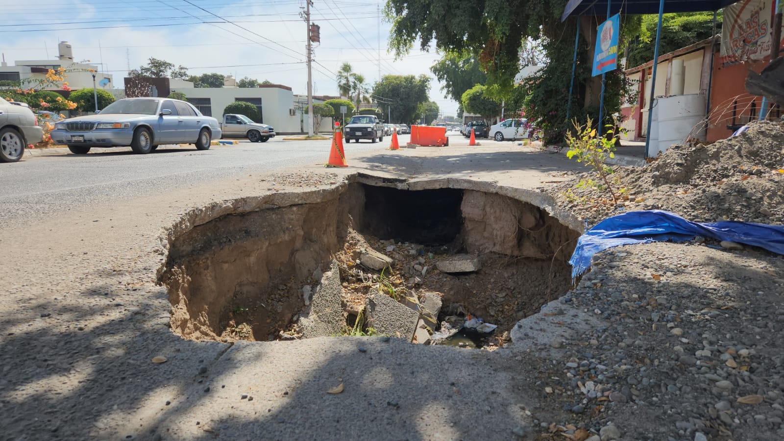 Socavón en la calle Ignacio Zaragoza, Guasave, Sin.