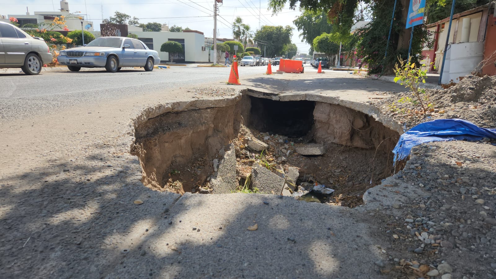 Socavón en la calle Ignacio Zaragoza, Guasave, Sin.