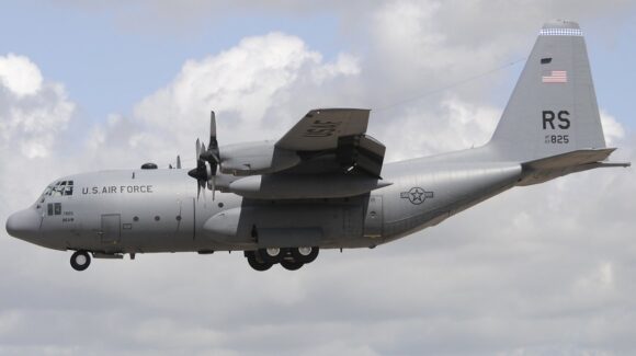 Avión militar de EU aterriza en Aeropuerto de Toluca; “es un vuelo autorizado por autoridades mexicanas”: Gabinete de Seguridad