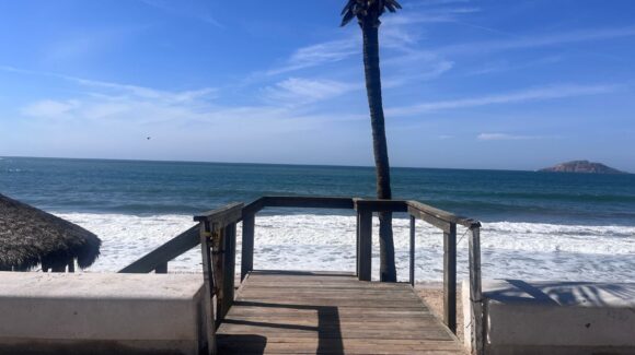 Gobierno de Mazatlán, Sinaloa obliga a palaperos a liberar accesos a la playa sobre el malecón