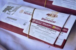 Dispersión de tarjeta de la beca federal Rita Cetina