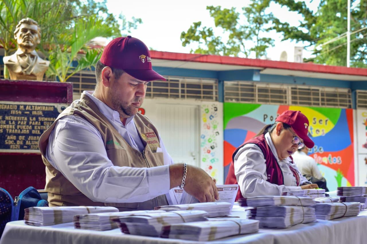 Dispersión de tarjeta de la beca federal Rita Cetina