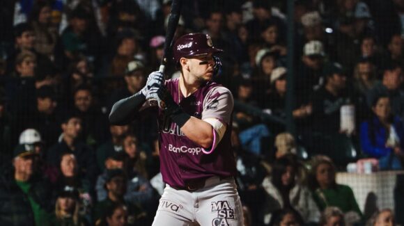 Tomateros de Culiacán triunfan en Los Mochis y se mantienen con vida en los playoffs de la LMP 2025-2026
