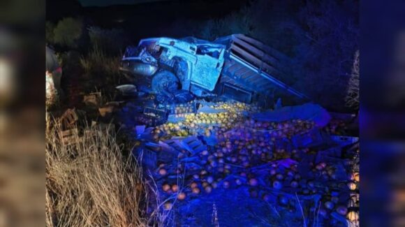 Torton cargado con naranjas y mandarinas queda volcado en la México 15, en El Carrizo, Ahome, Sinaloa