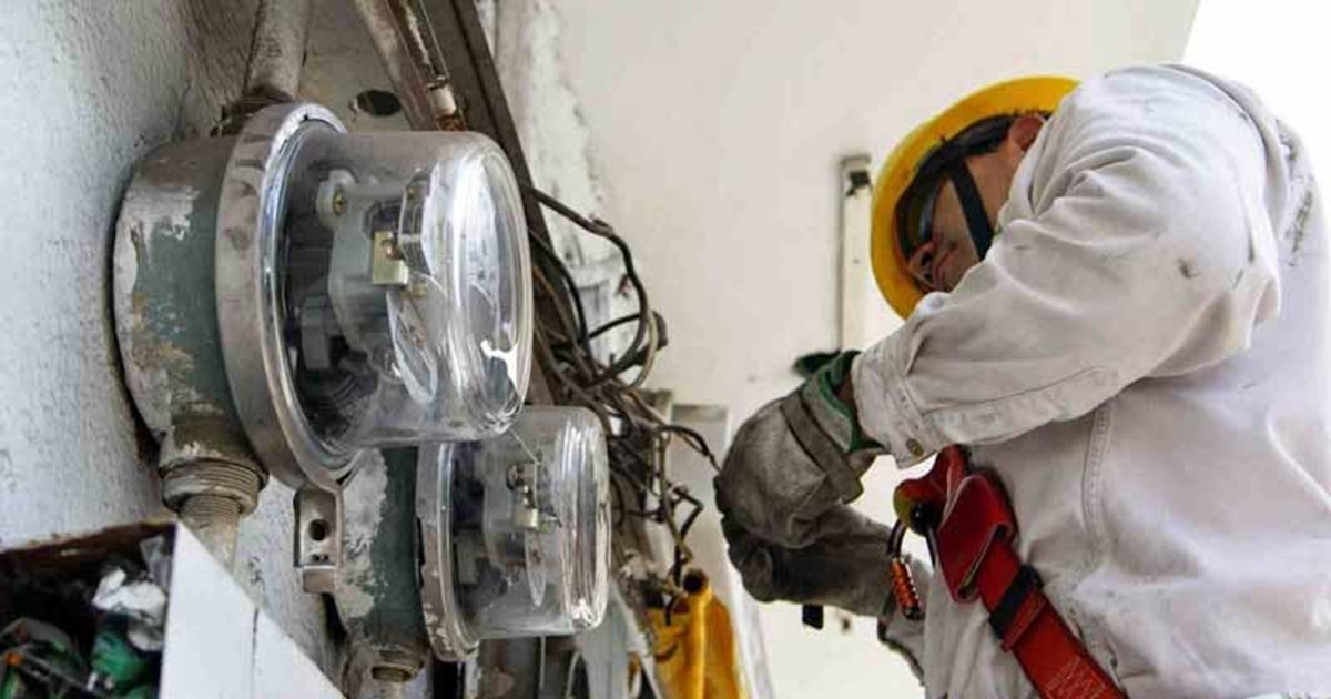 Trabajador de la CFE en medidor de luz
