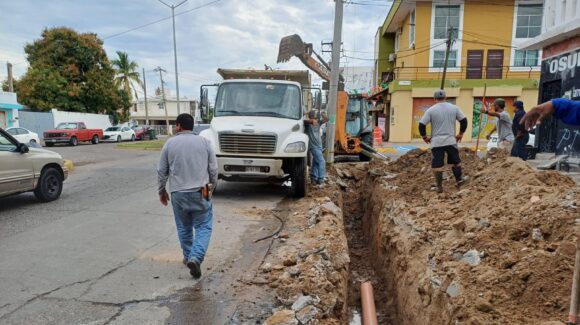 Repone Jumapam red de atarjeas en la avenida Revolución y atiende derrame en Santa Fe, en Mazatlán, Sinaloa
