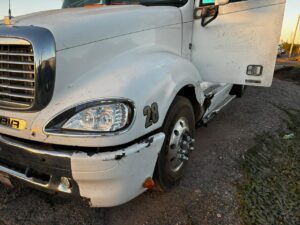 Motociclista resulta lesionado tras ser embestido por un tráiler en el Libramiento Oriente en Ahome