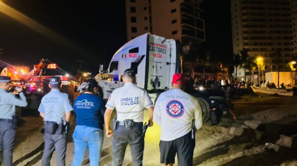 Era una propuesta de matrimonio, algo romántico, pero no es correcto: Alcaldesa sobre trailero que se metió a la playa de Mazatlán, Sinaloa